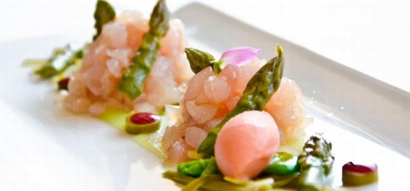 Tartare di Dentice, Fave, Clorofilla, Asparagi e Pomodoro