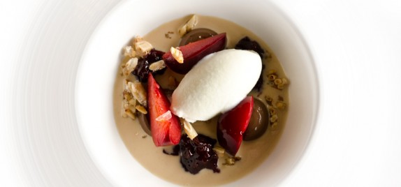 Zuppa di Pinoli, Croccante, Susine e Gelato allo Yogurt