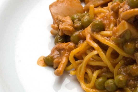 Spaghetti alla chitarra con seppie e piselli