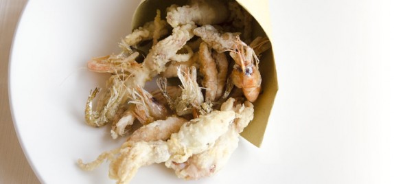 Cartoccio di fritto, schille, uova di moletto e calamaretti