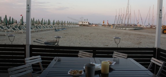 Il locale e la spiaggia