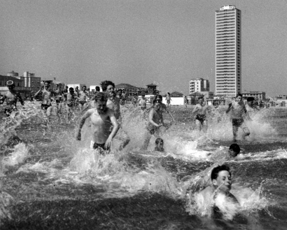 Il Grattacielo di Cesenatico dalla spiaggia