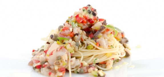 Spaghettino freddo, crudità di pesce, crostacei e verdure