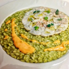 Risotto, carpaccio di capasanta bruciata, porri e pepe Sichuan